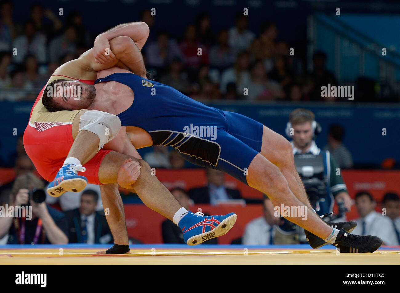 Anzop Urishev (RUS, Russische Föderation, rot) und Ibragim Aldatov (UKR, Ukraine). Mens Freestyle Wrestling Stockfoto