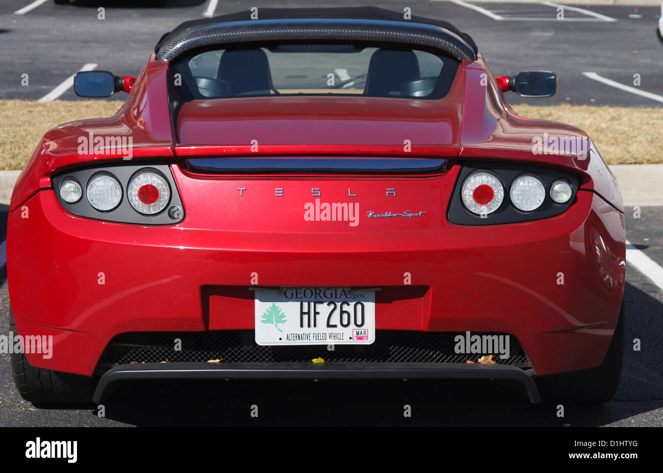 Eine rote Tesla Elektro-Fahrzeug auf einem Parkplatz Stockfoto