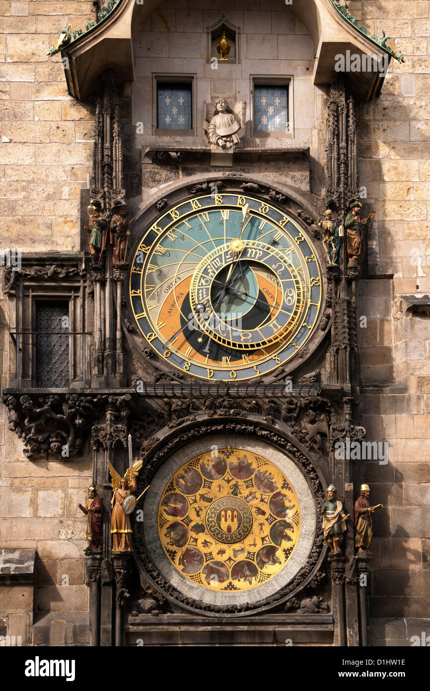 Die astronomische Uhr in Prag auf die Old Town Hall Tower in Jizchak Náměstí (Altstädter Ring). Stockfoto