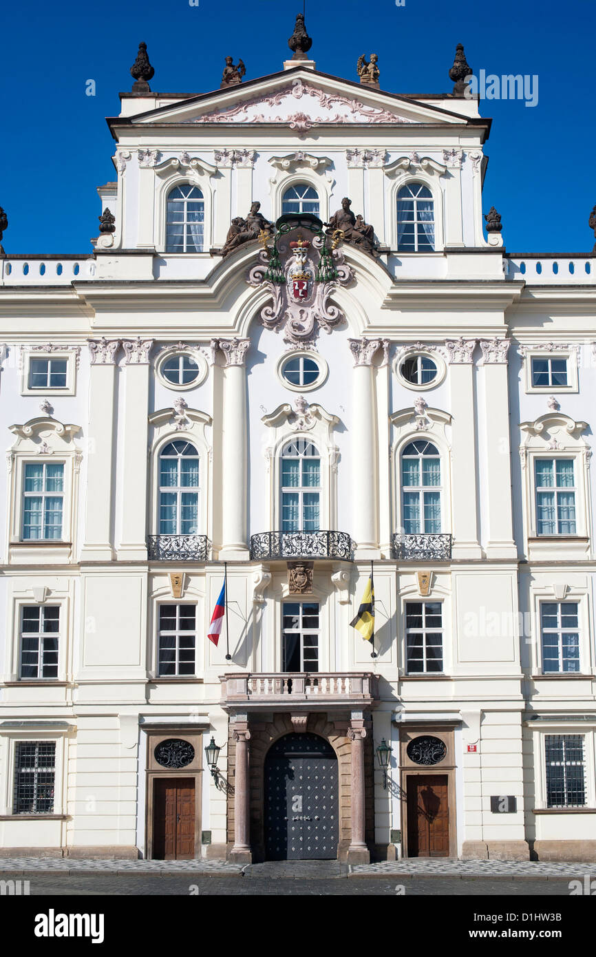 Erzbischöfliches Palais in Hradschin (Burgviertel) in Prag, die Hauptstadt der Tschechischen Republik. Stockfoto