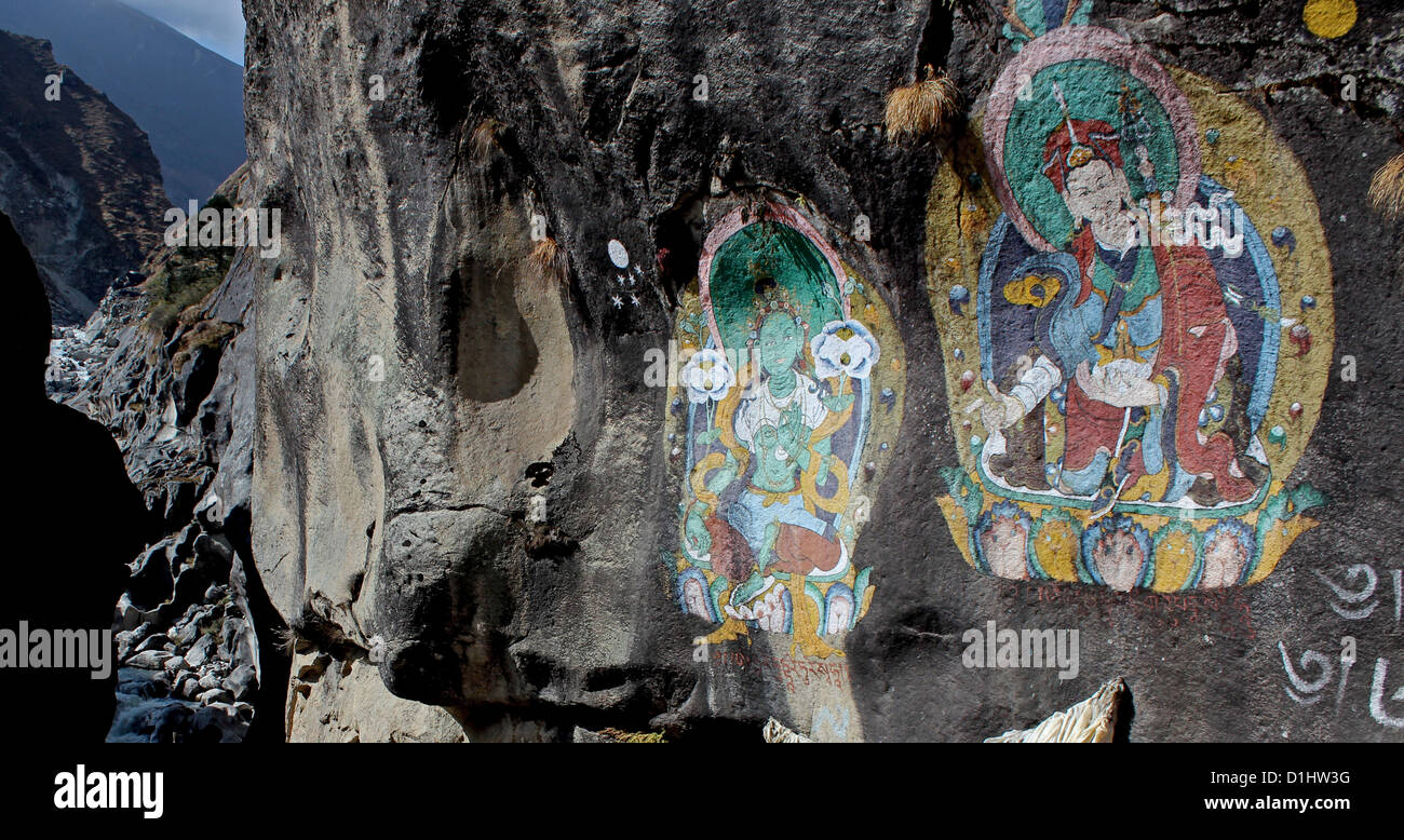 Buddhistische Gemälde der Grünen Tara und Padmasambhava auf Felswand in der Nähe von Thame, Namche, Solukhumbu Klosterbezirk Stockfoto