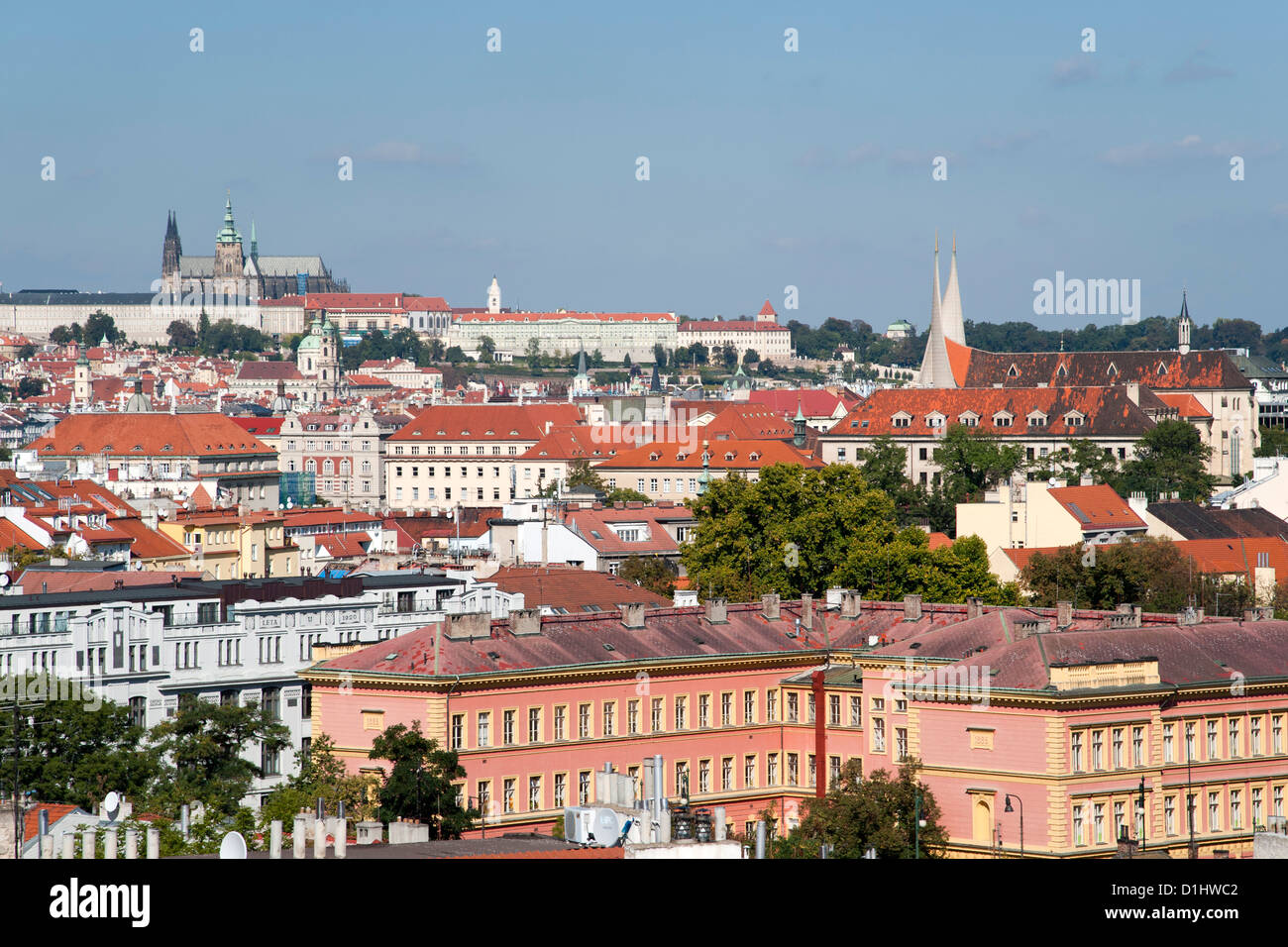 Blick über Prag von Vysehrad Burg. In der Ferne ist die Prager Burg. Stockfoto