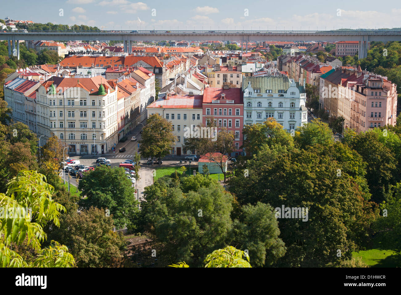 Neustadt Bezirk Gebäude und die Nuselsky Brücke in Prag, die Hauptstadt der Tschechischen Republik. Stockfoto