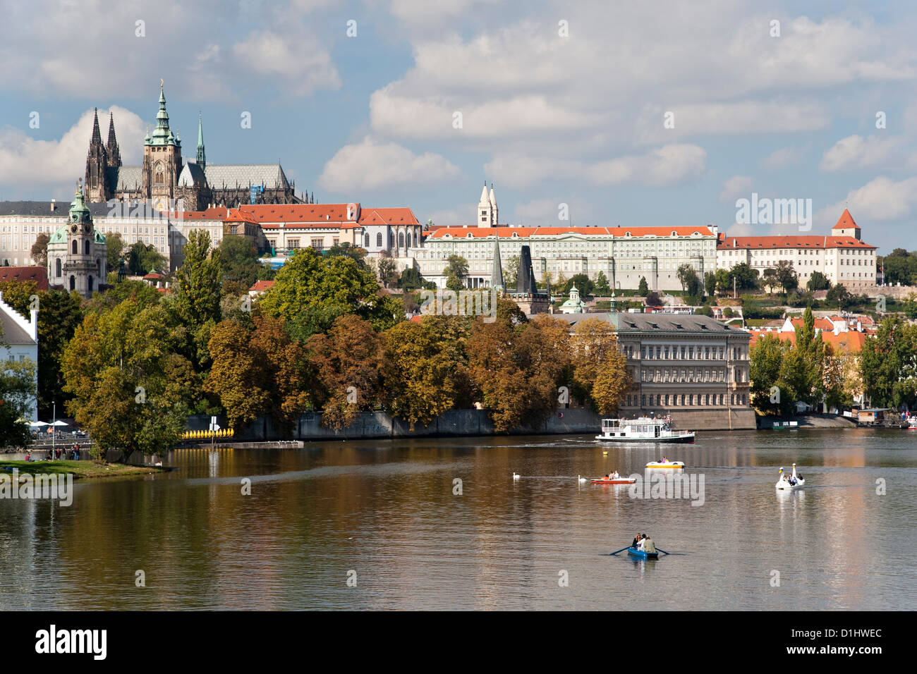 Prager Burg und den Fluss Vitava in Prag, die Hauptstadt der Tschechischen Republik. Stockfoto