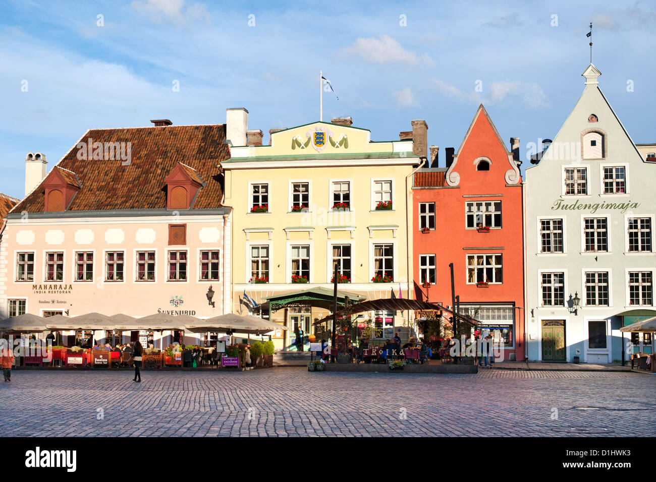 Gebäude und Restaurants am Raekoja Plats (Rathausplatz) in Tallinn, der Hauptstadt von Estland. Stockfoto