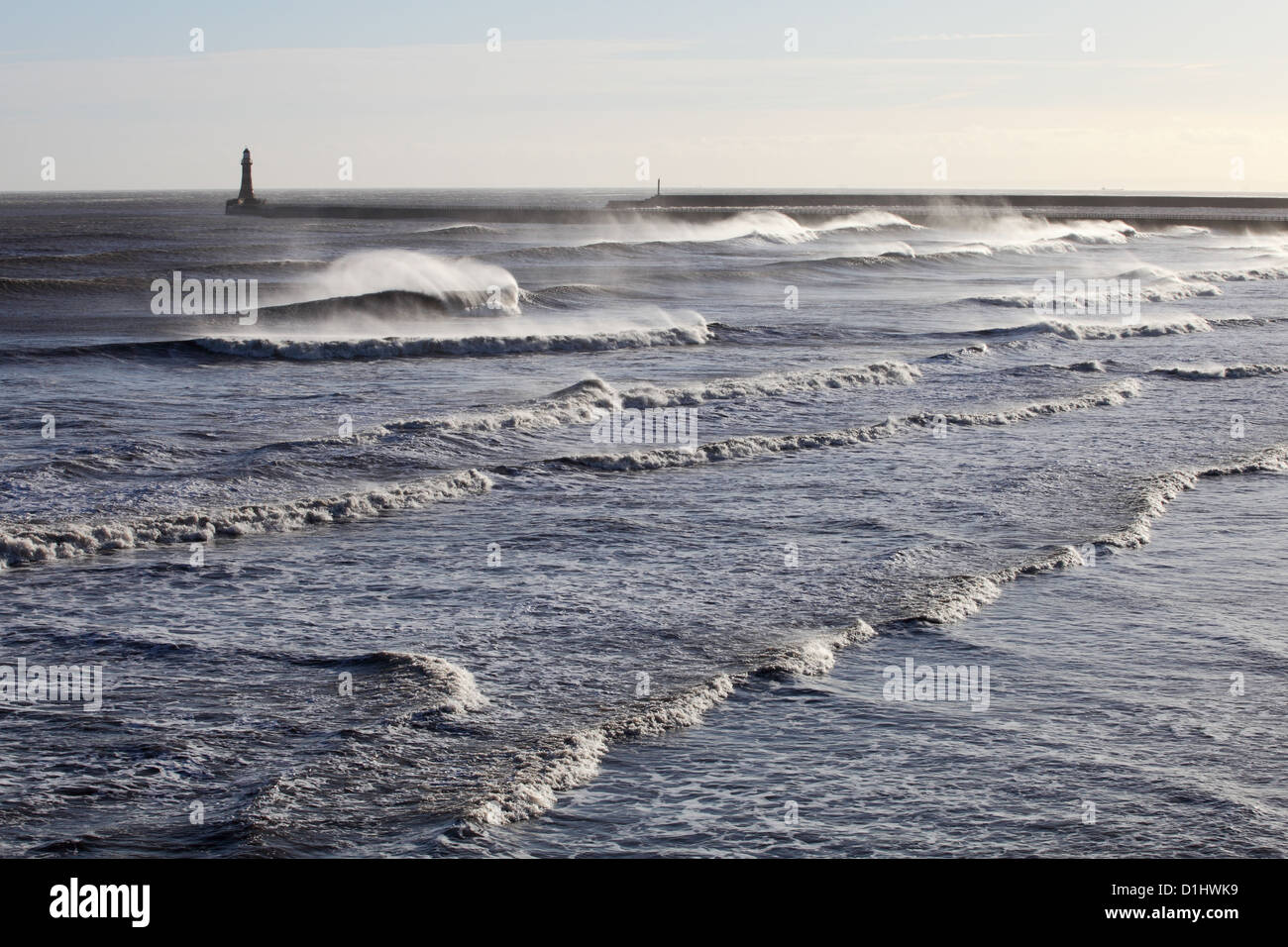 Starke Westwinde batter der nordöstlichen Küste weht Spray über Wellen, Roker, Sunderland Stockfoto