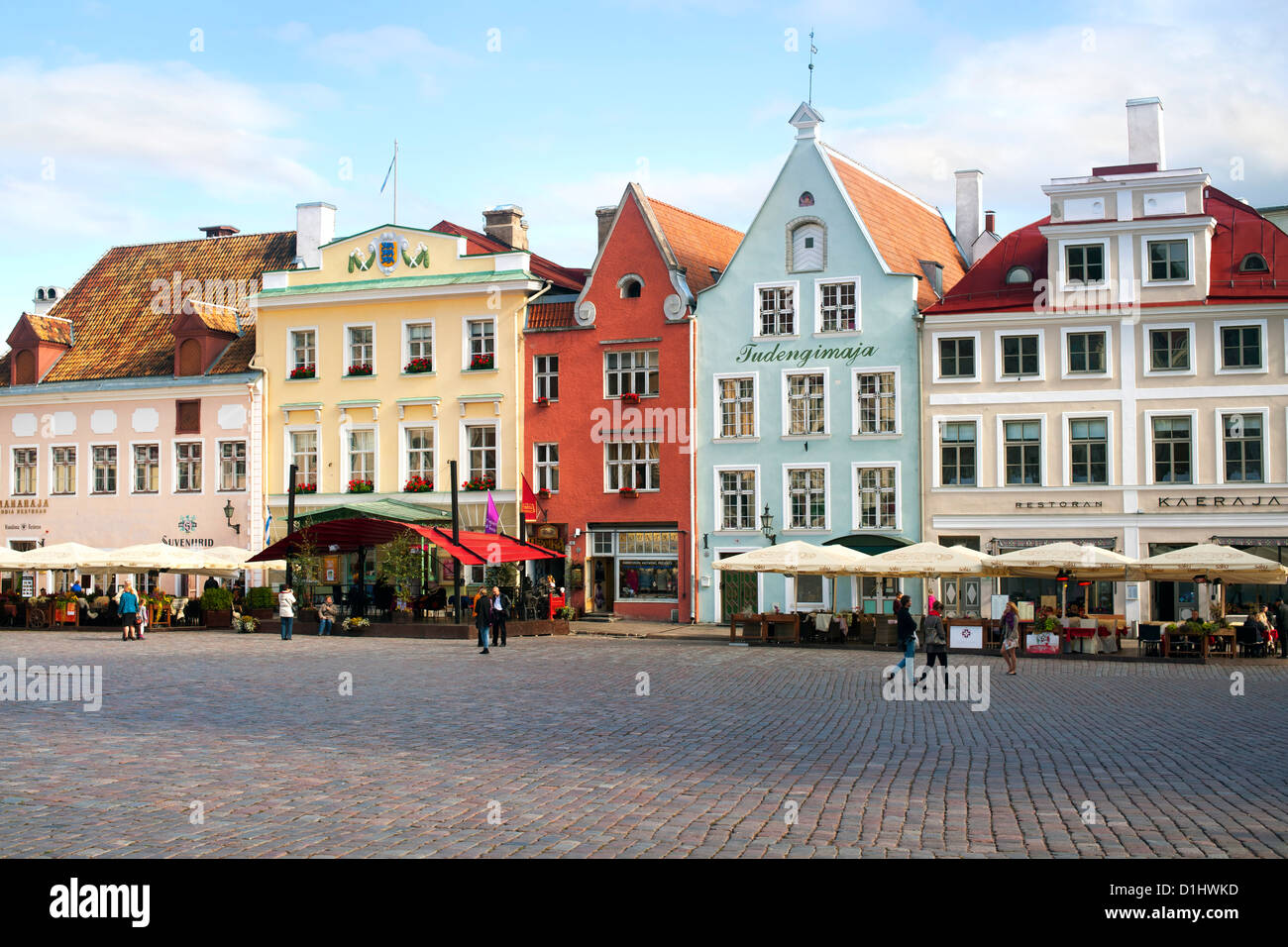 Gebäude und Restaurants am Raekoja Plats (Rathausplatz) in Tallinn, der Hauptstadt von Estland. Stockfoto