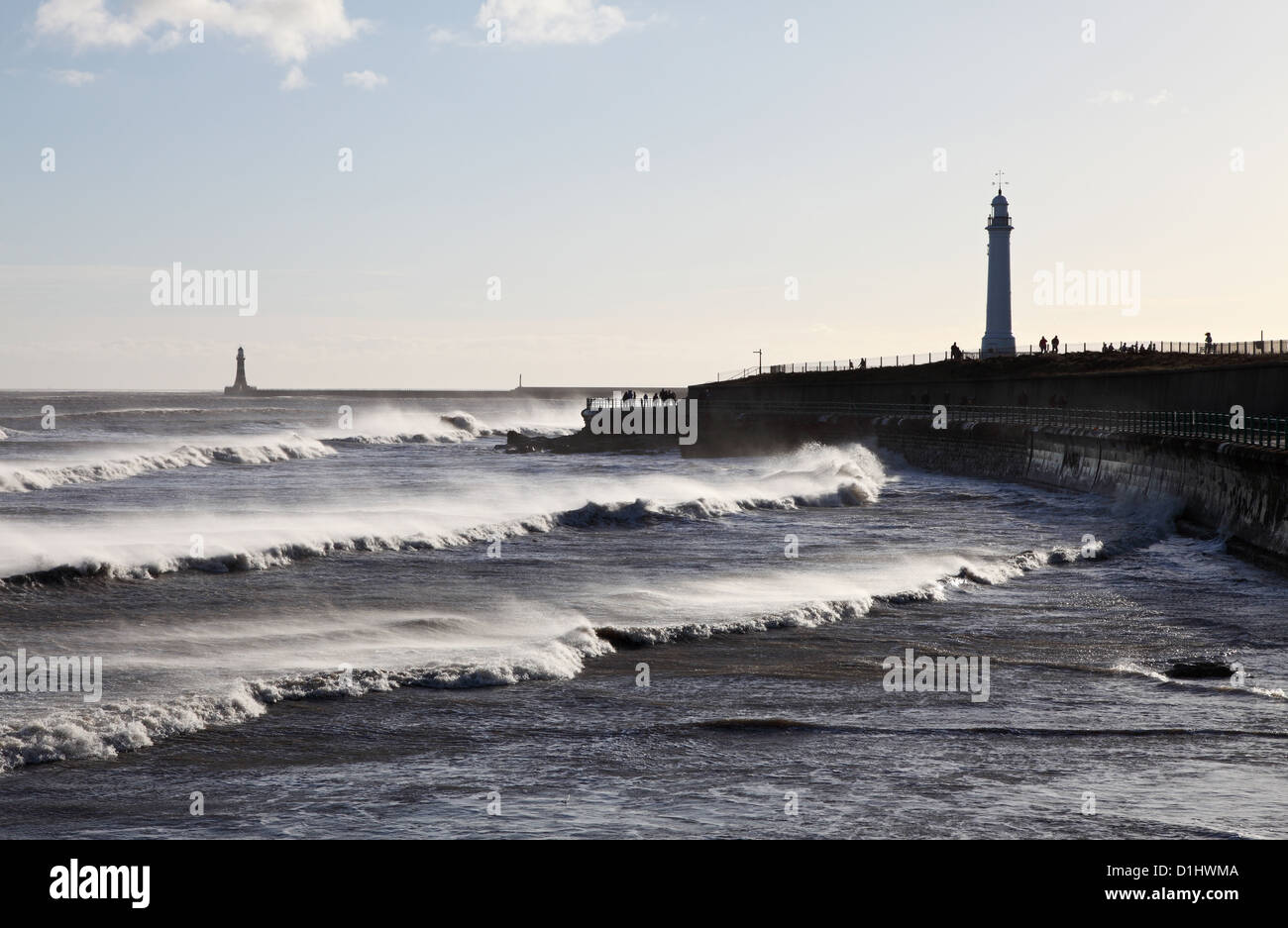 Starke Westwinde batter der nordöstlichen Küste weht Spray über Wellen, Roker, Sunderland Stockfoto