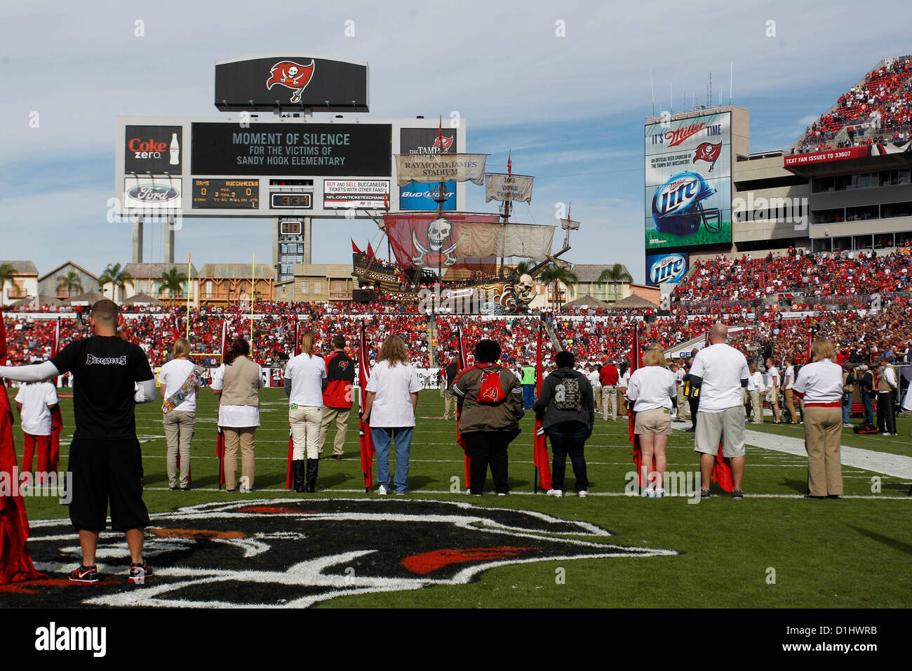 23. Dezember 2012 - Tampa, Florida, USA - Fans und Spieler nehmen einen Moment der Stille im Gedenken an die Tragödie in Sandy Hook Elementary School. Tampa Bay Buccaneers spielen die St. Louis Rams im Raymond James Stadium. (Kredit-Bild: © Chris Zuppa/Tampa Bay Times/ZUMAPRESS.com) Stockfoto