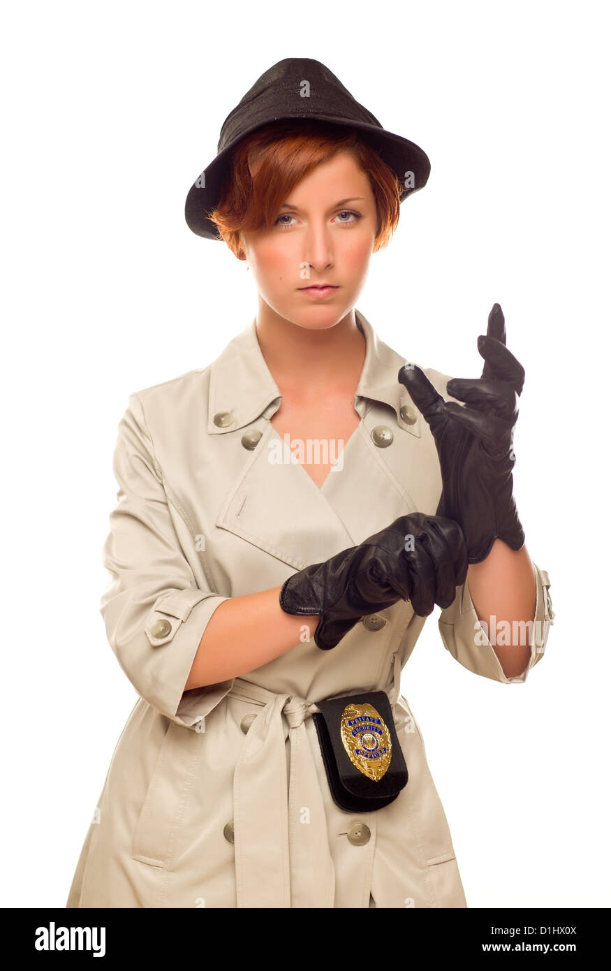 Attraktive Detektivin mit Abzeichen und Lederhandschuhe In Trenchcoat, Isolated on White Background. Stockfoto