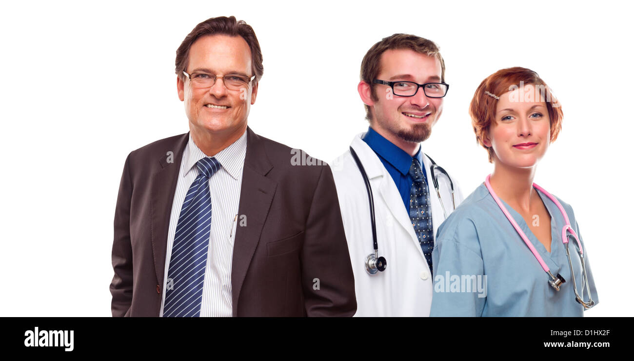 Freundliche junge männliche und weibliche Ärzte mit Geschäftsmann isoliert auf einem weißen Hintergrund. Stockfoto