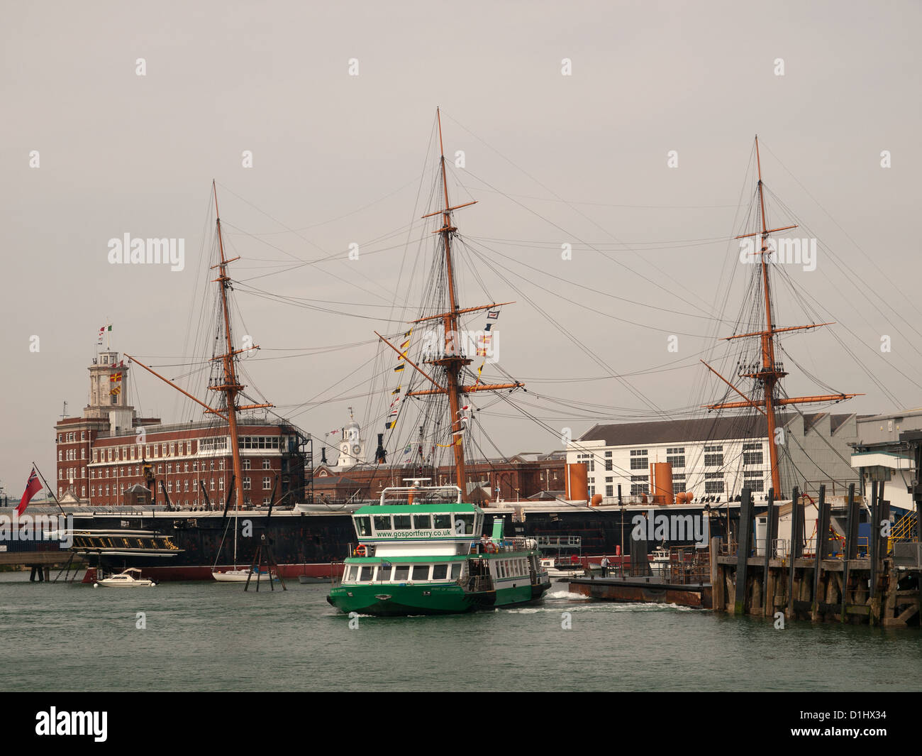 HMS Warrior und Gosport Fähre Portsmouth Harbour Hampshire England UK Stockfoto