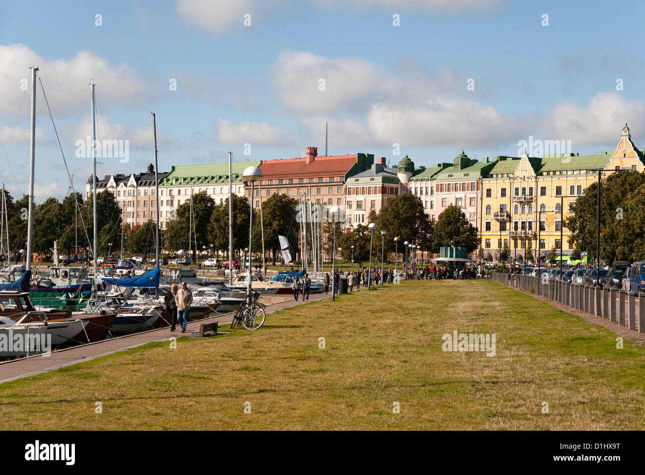 Merisatama Hafen und Promenade und Gebäude auf der renommierten Merikatu-Straße in Helsinki, die Hauptstadt von Finnland. Stockfoto