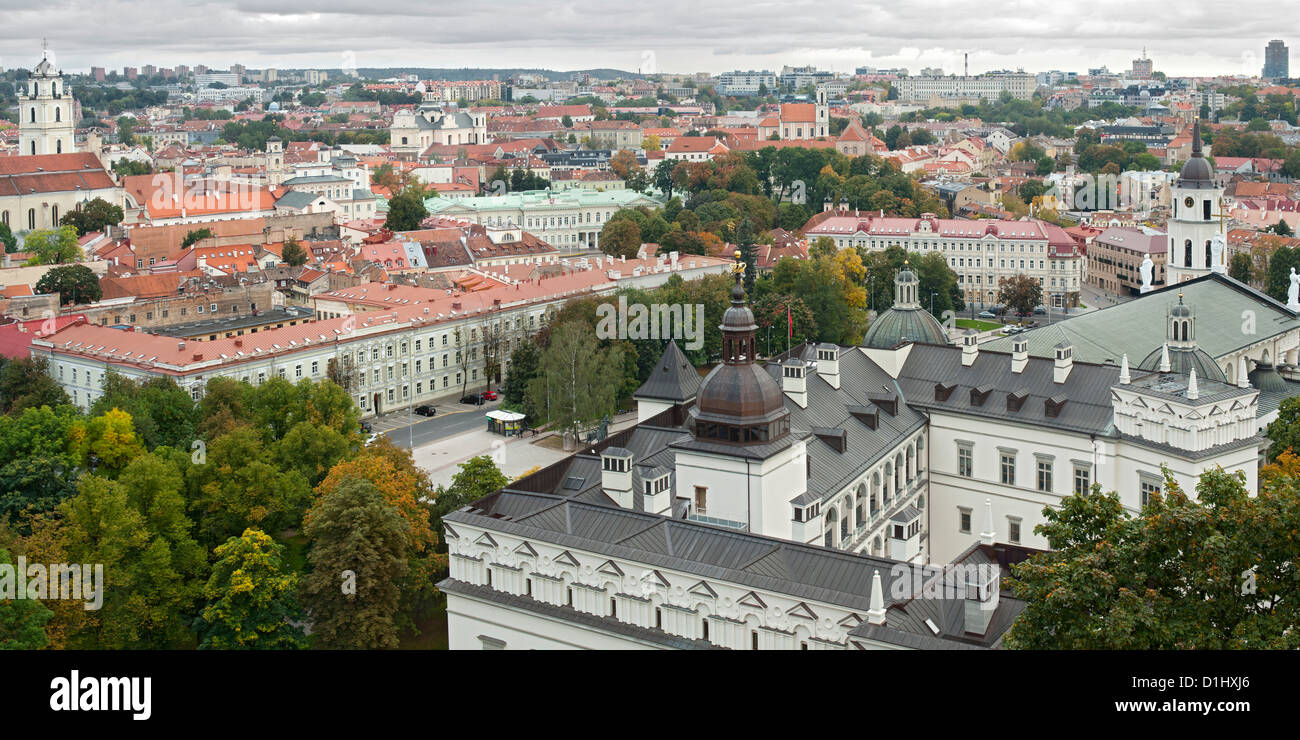 Blick vom Gediminas-Turm über die Dächer der Altstadt von Vilnius, der Hauptstadt Litauens. Stockfoto