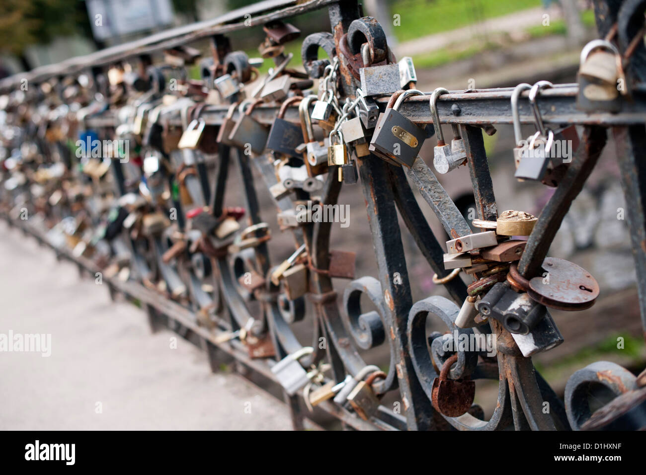 Liebenden Vorhängeschlösser auf einer Brücke über den Fluss Vilnia führt zu Uzupis Bezirk in Vilnius, der Hauptstadt Litauens. Stockfoto