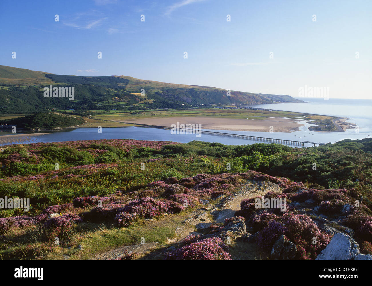 Mawddach Mündung im Spätsommer auf Barmouth Brücke, Ro Wen Sand spucken und Fairbourne Gwynedd Mid Wales UK Stockfoto