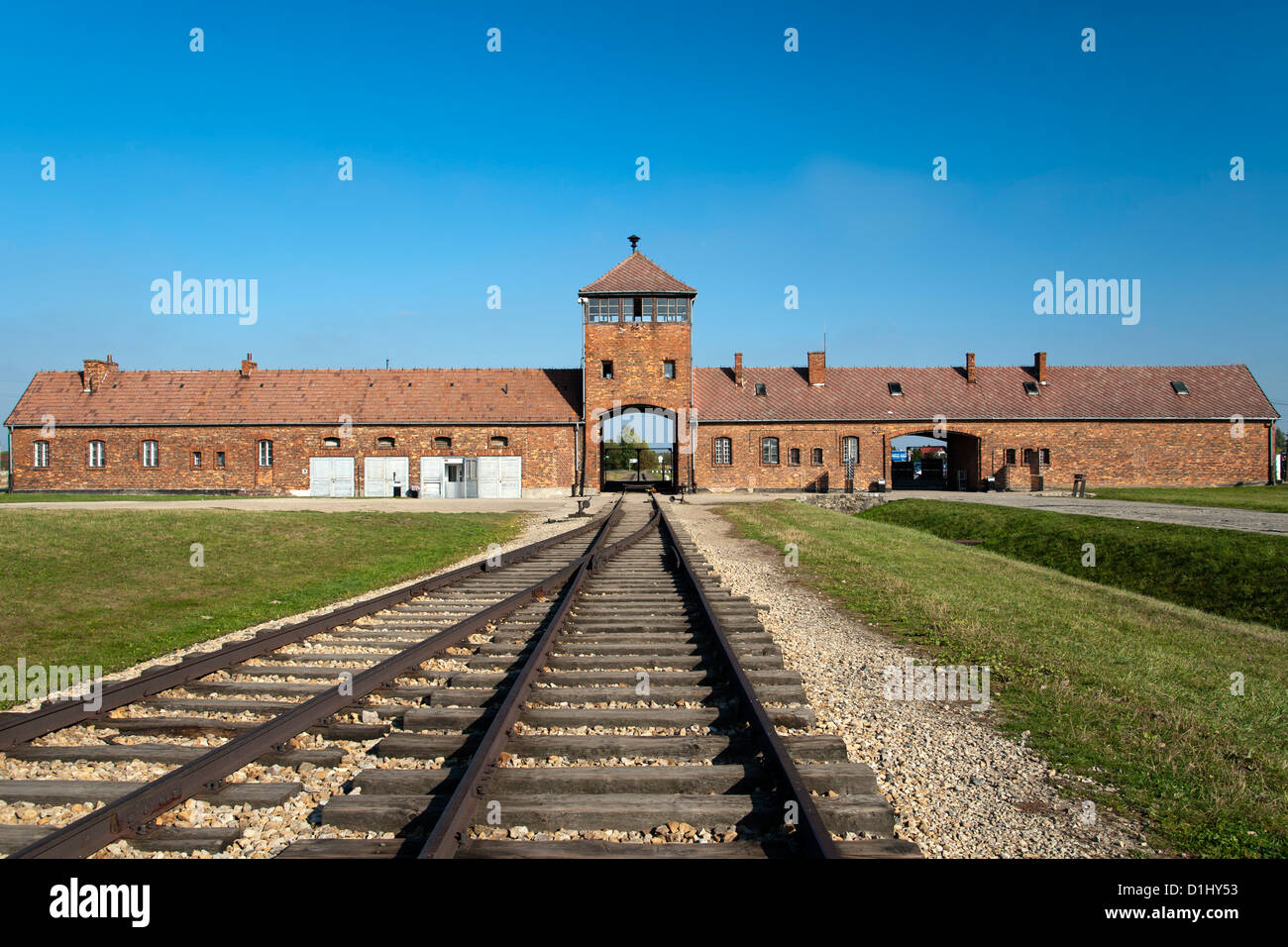 Eingang Haus und Bahnhof Linie des ehemaligen Konzentrationslagers Auschwitz II-Birkenau in Südpolen. Stockfoto