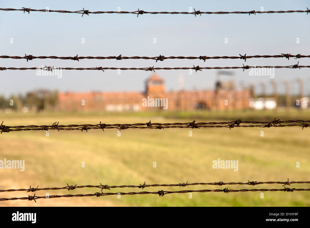 Stacheldraht-Zäune und Gebäude im Museum des ehemaligen Konzentrationslagers Auschwitz II-Birkenau in Südpolen. Stockfoto