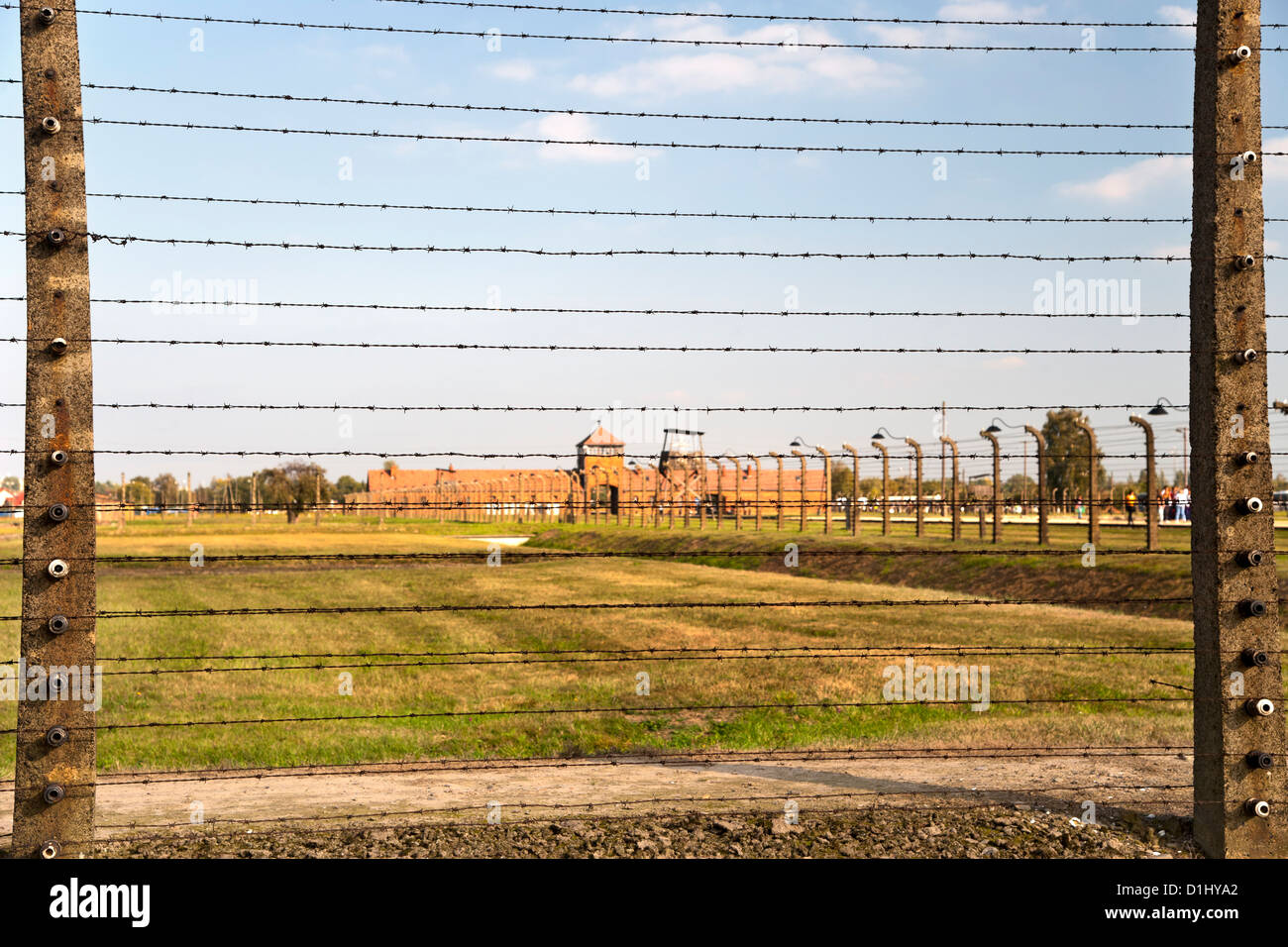 Stacheldraht-Zäune und Gebäude im Museum des ehemaligen Konzentrationslagers Auschwitz II-Birkenau in Südpolen. Stockfoto
