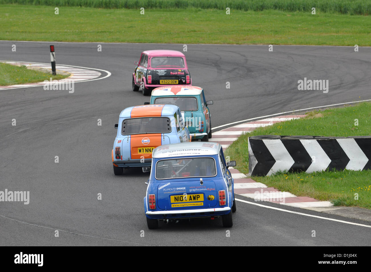 Klassische Minis in Castle Combe Circuit racing Stockfoto
