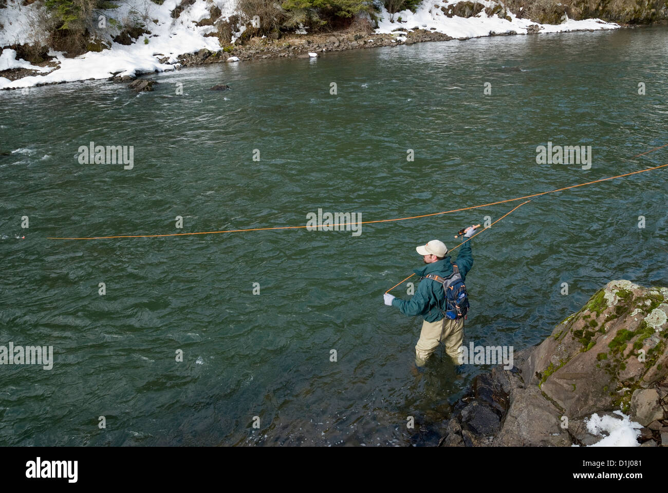 Fliegenfischen Sie auf Steelhead Forelle auf Grande Ronde River in Oregon im Winter. Stockfoto