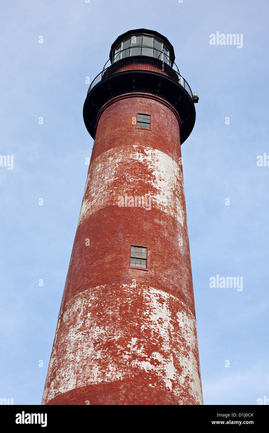 Assateague Leuchtturm in Virginia gegen blauen Himmel. Stockfoto