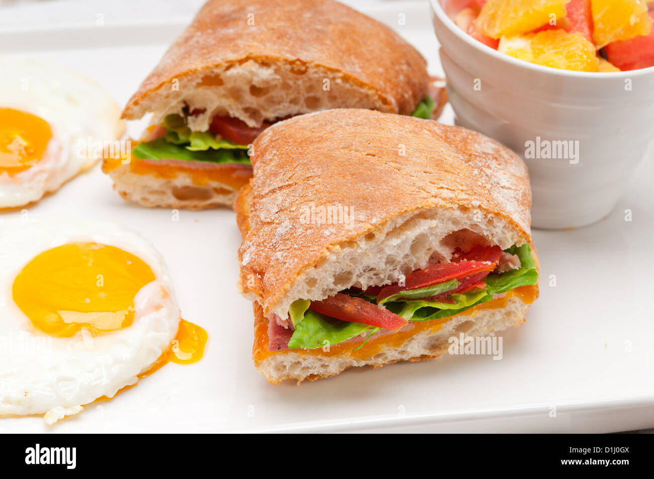 frische Ciabatta, Panini sandwich mit Eiern Tomaten Salat Stockfoto