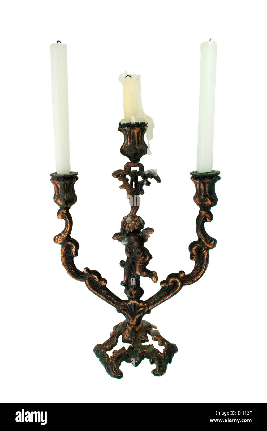 alte Kupfer Kerzenständer mit drei Kerzen auf weißem Hintergrund Stockfoto