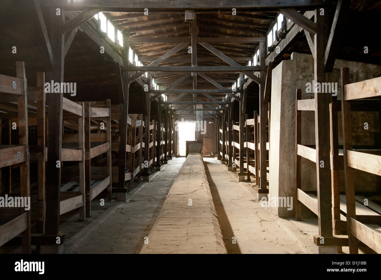 Innern eines der Kaserne im ehemaligen KZ Auschwitz II – Birkenau in Südpolen. Stockfoto