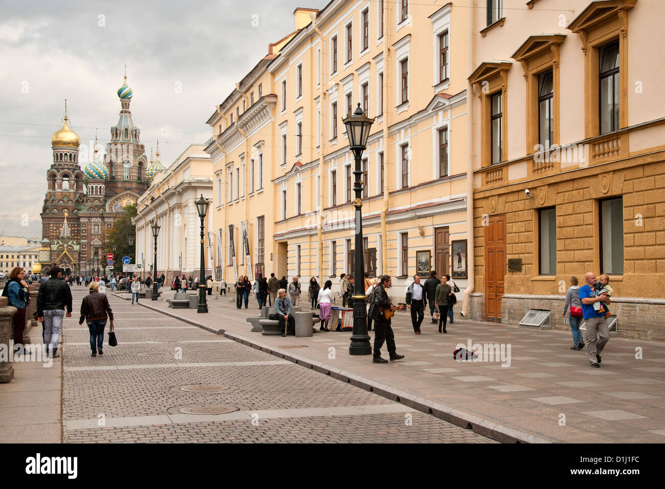 Blick auf eine Straße, die Kirche des Erlösers auf Auferstehungskirche in St. Petersburg, Russland. Stockfoto
