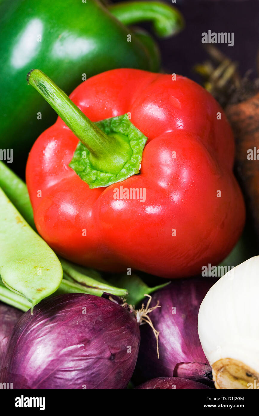 Frisches Gemüse in einem Trug. Stockfoto