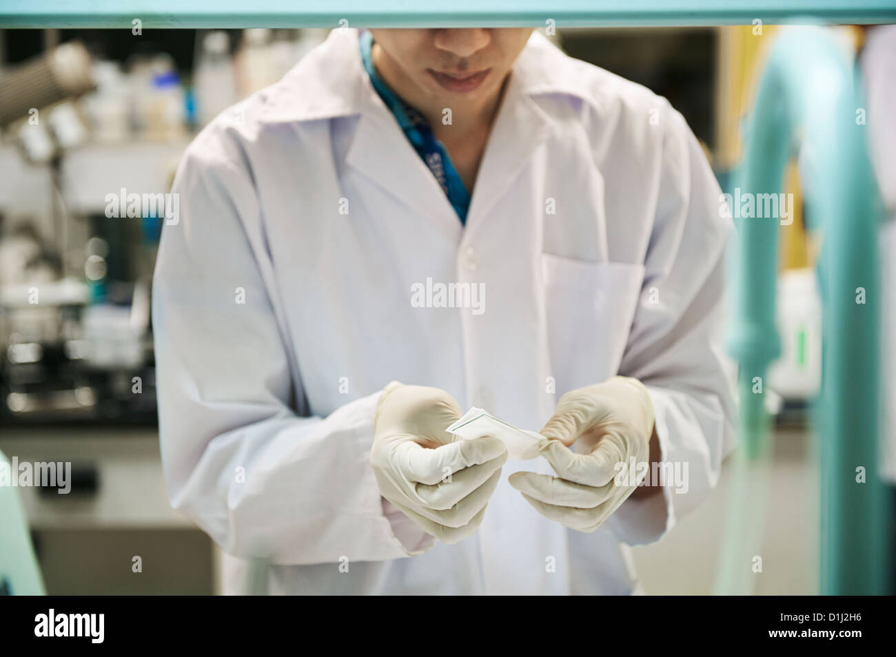 Ein Labor Arbeiter bereitet Folien bei einem Stoff-Forschungslabor Stockfoto