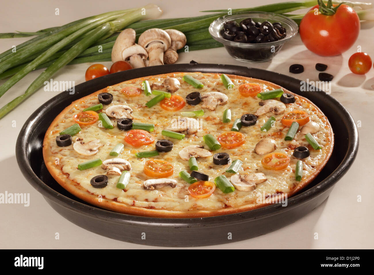 Köstliches Gemüse-Käse-Pizza. Stockfoto