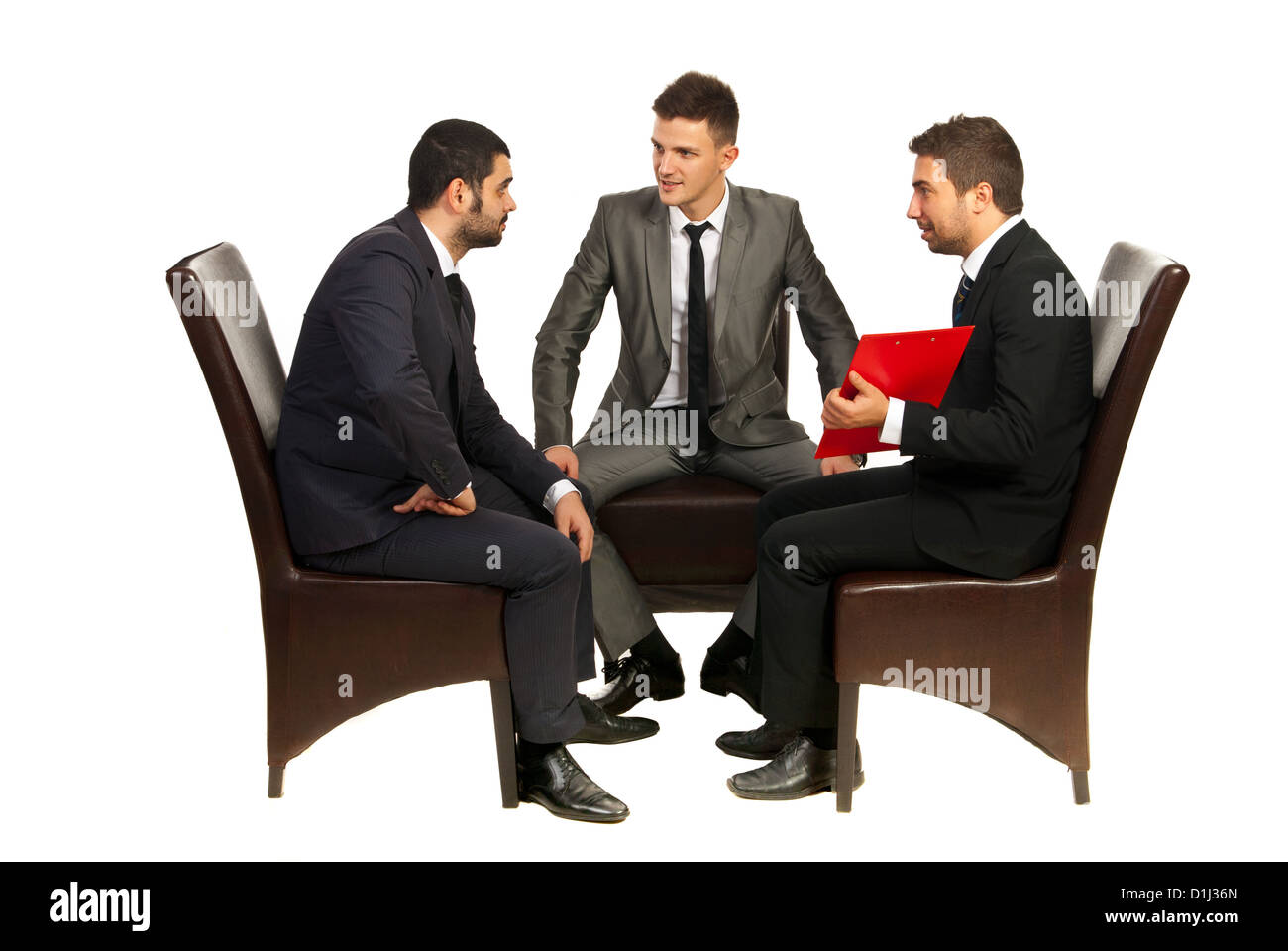 Treffen der drei Geschäftsleute sitzen auf Stühlen und Gespräch isoliert auf weißem Hintergrund Stockfoto