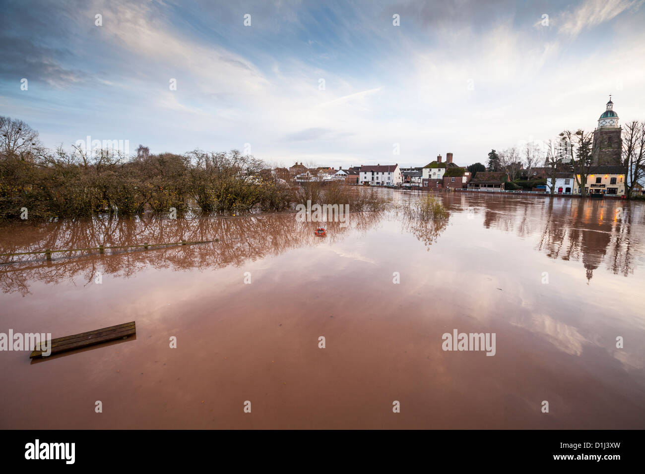 Das Hochwasser in Upton on Severn mit dem Pepper Pot Tower und beleuchteten öffentlichen Häusern, Worcestershire, Enlgand Stockfoto