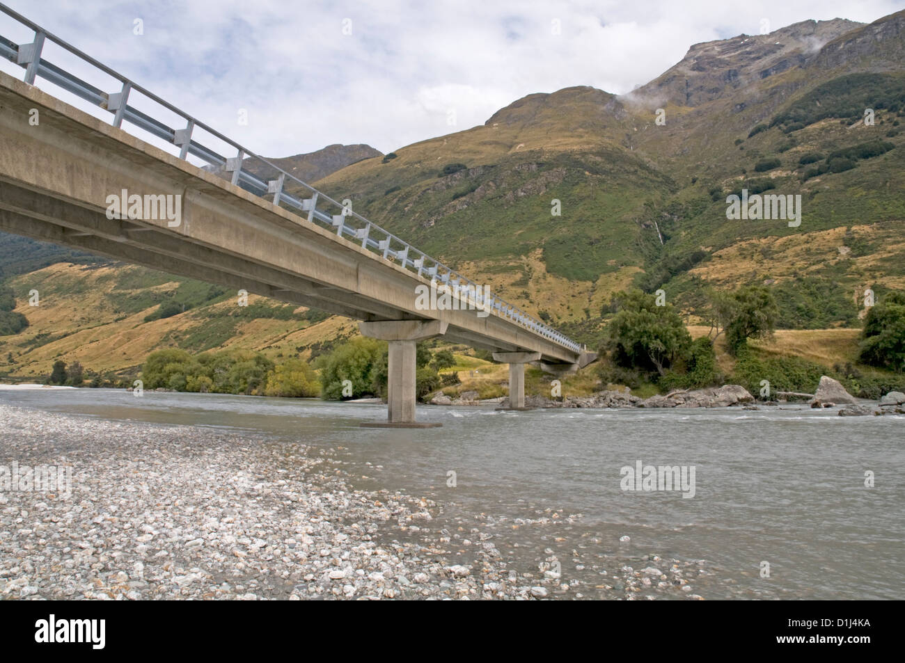 Straßenbrücke über den Fluss Dart nördlich von Glenorchy auf Neuseelands Südinsel Stockfoto