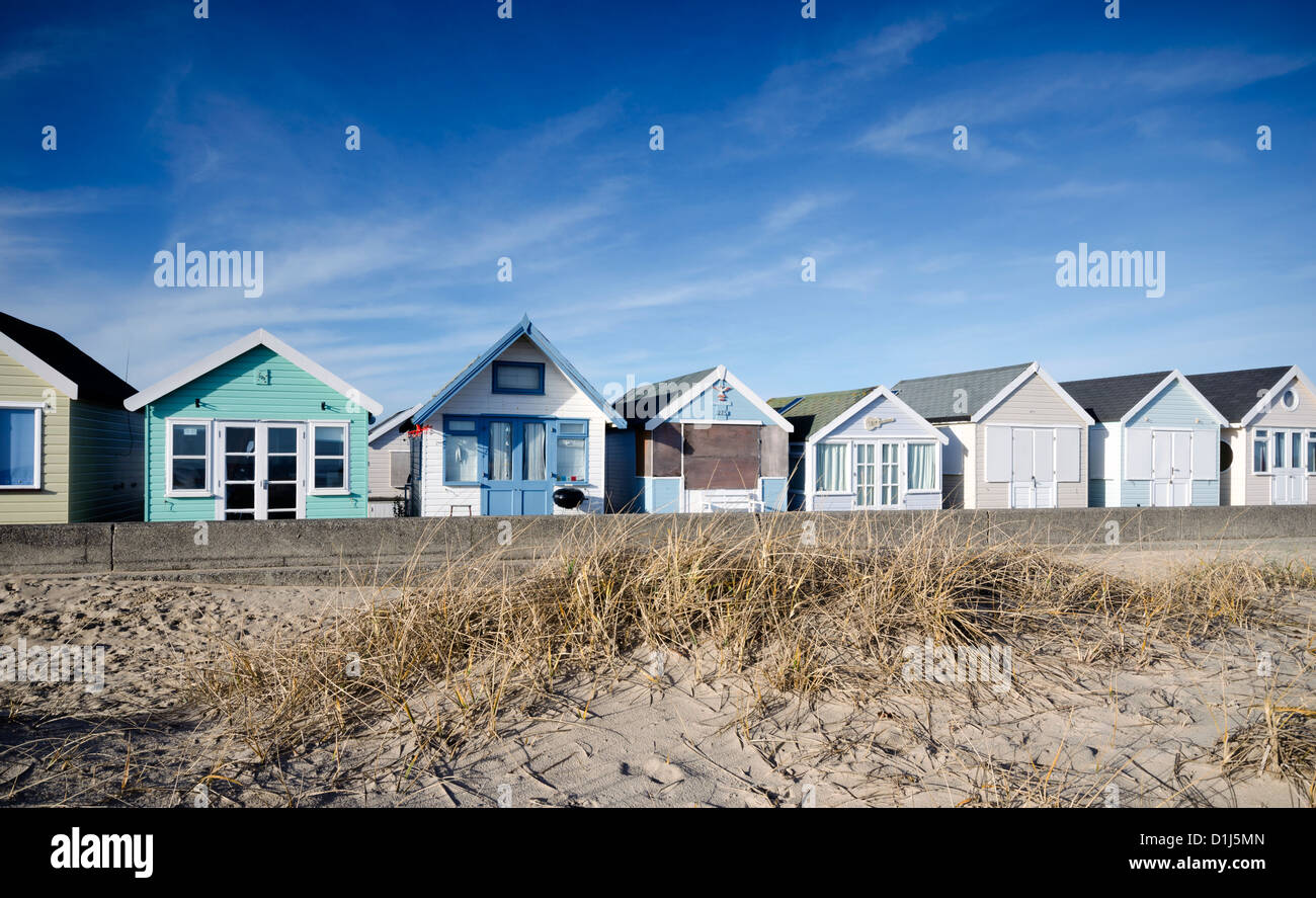 Reihe von Strandhütten an Hengistbury Head in der Nähe von Christchurch in Dorset. Stockfoto