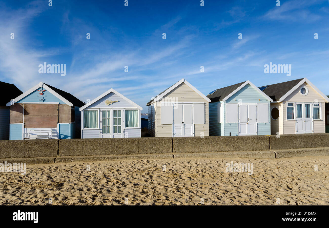 Reihe von bunten Strandhäuschen am Hengistbury Head in der Nähe von Christchurch in Dorset. Stockfoto