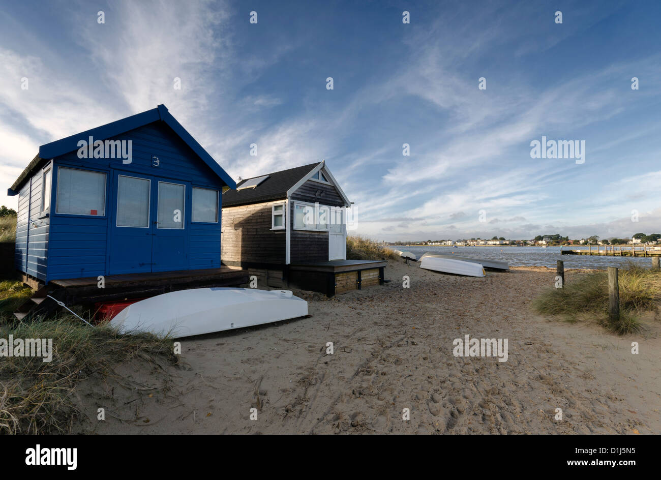 Strandhütten und Boote in Sanddünen am Mudeford Spucke auf Hengistbury Head in der Nähe von Christchurch in Dorset. Stockfoto