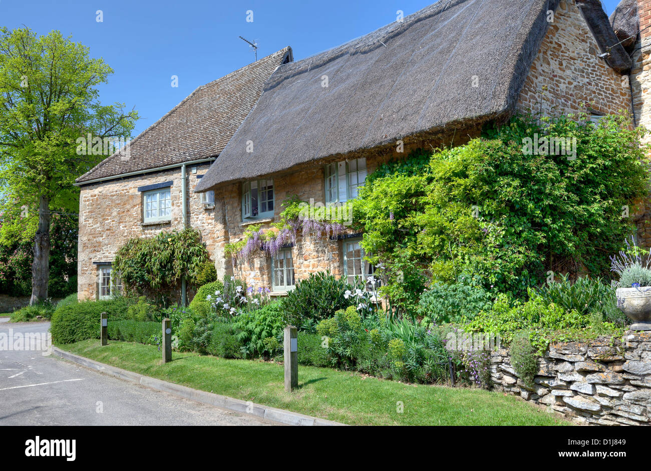Reetdachhaus mit hübschen Garten, Kingham, Oxfordshire, England Stockfoto