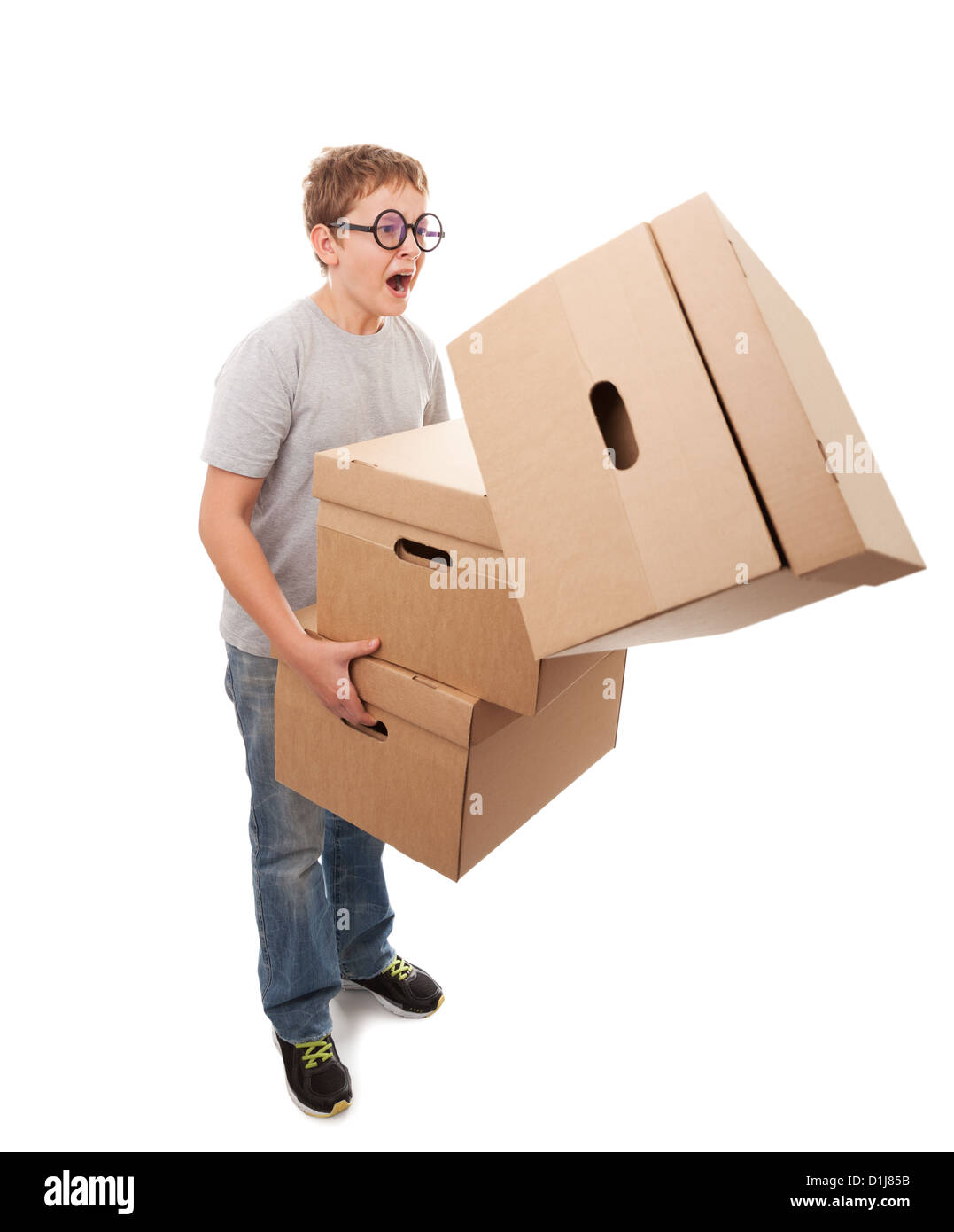 Junge hält eine Box, die über einen weißen Hintergrund isoliert Stockfoto