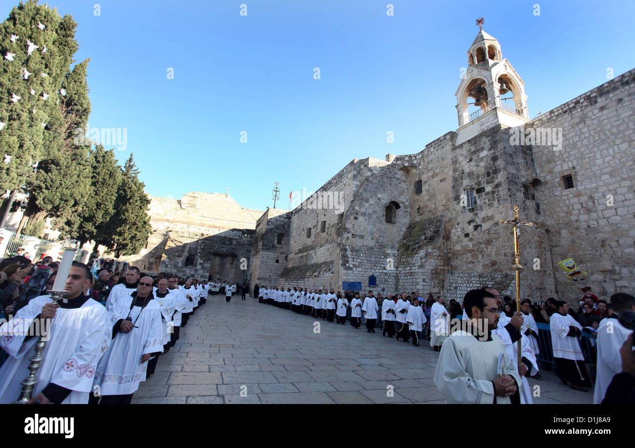 24. Dezember 2012 - Bethlehem, West Bank, Palästina - ein Mitglied des Klerus hält ein Kreuz, wie er auf die Ankunft der lateinische Patriarch von Jerusalem Fouad Twal außerhalb der Geburtskirche, die Website wartet, verehrt als der Geburtsort von Jesus, in der West Bank Stadt Bethlehem 24. Dezember 2012 (Credit-Bild: © Issam Rimawi/APA Images/ZUMAPRESS.com) Stockfoto