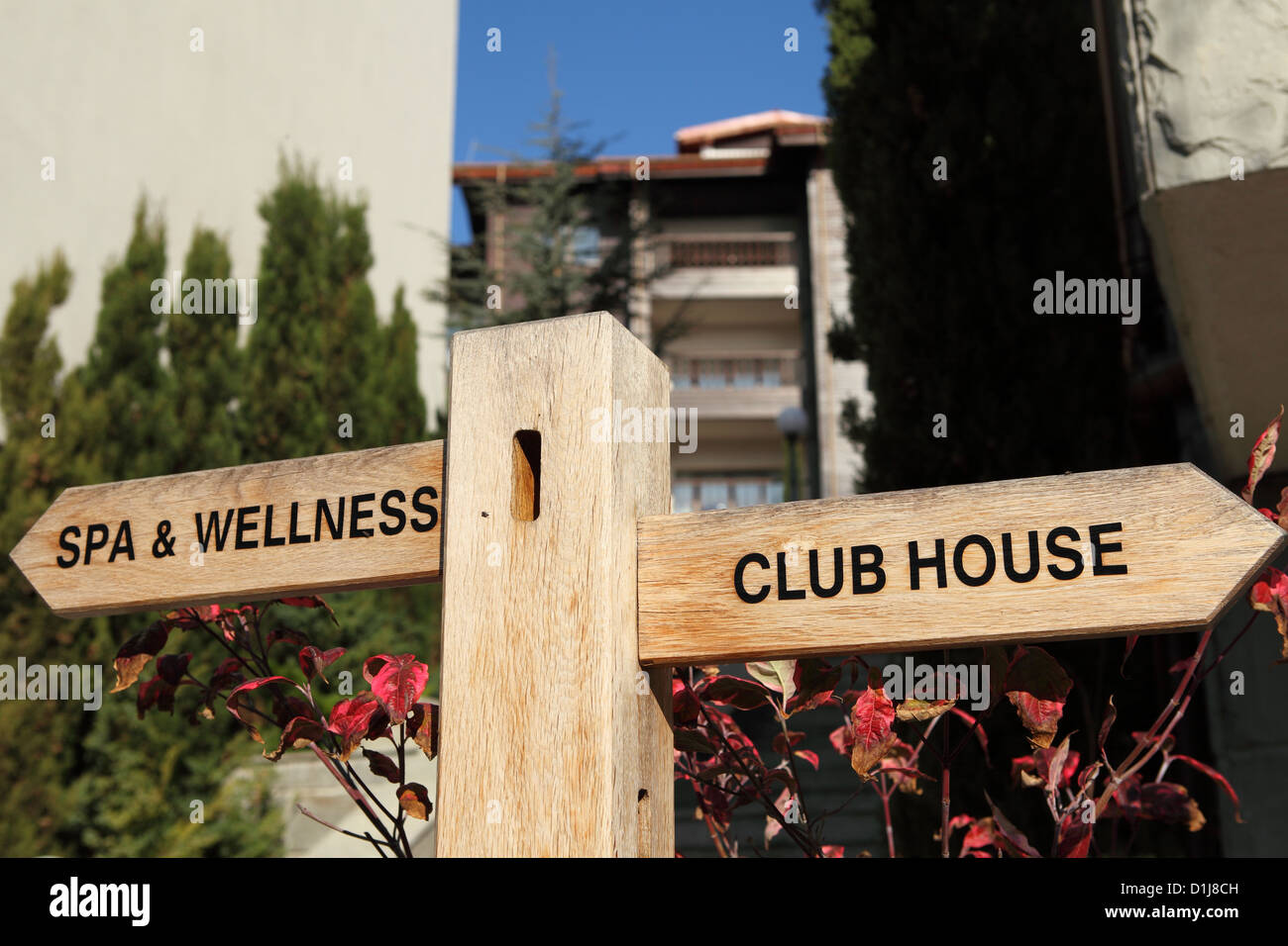 Anzeichen für Spa und Wellness-Bereich und Clubhaus am Golfplatz Thracian Cliffs in Varna, Bulgarien. Stockfoto