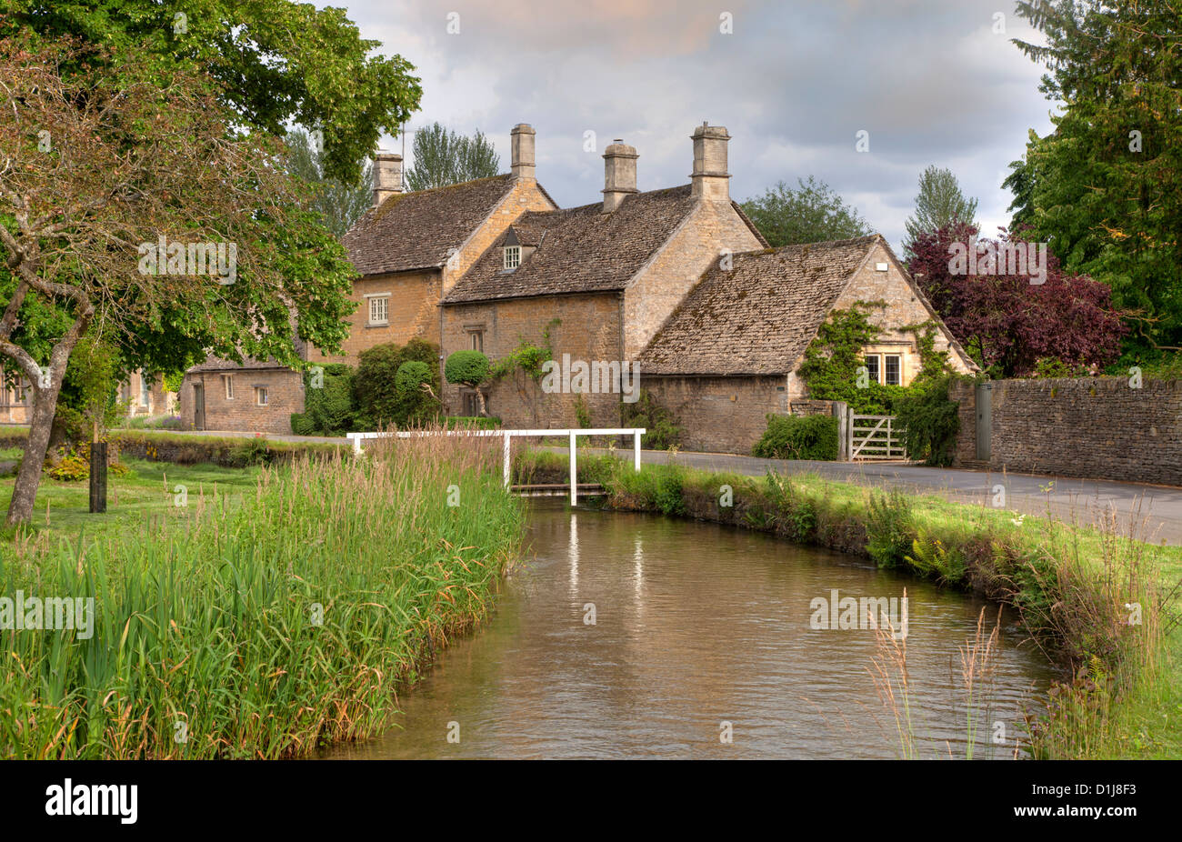 Cotswold Hütten auf einem Fluss, Lower Slaughter, Gloucestershire, England. Stockfoto