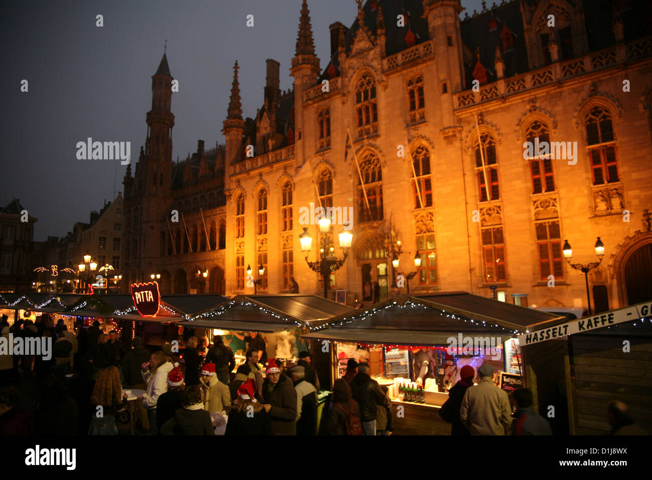 Nachtszene vom Weihnachtsmarkt in Brügge Belgien Stockfoto