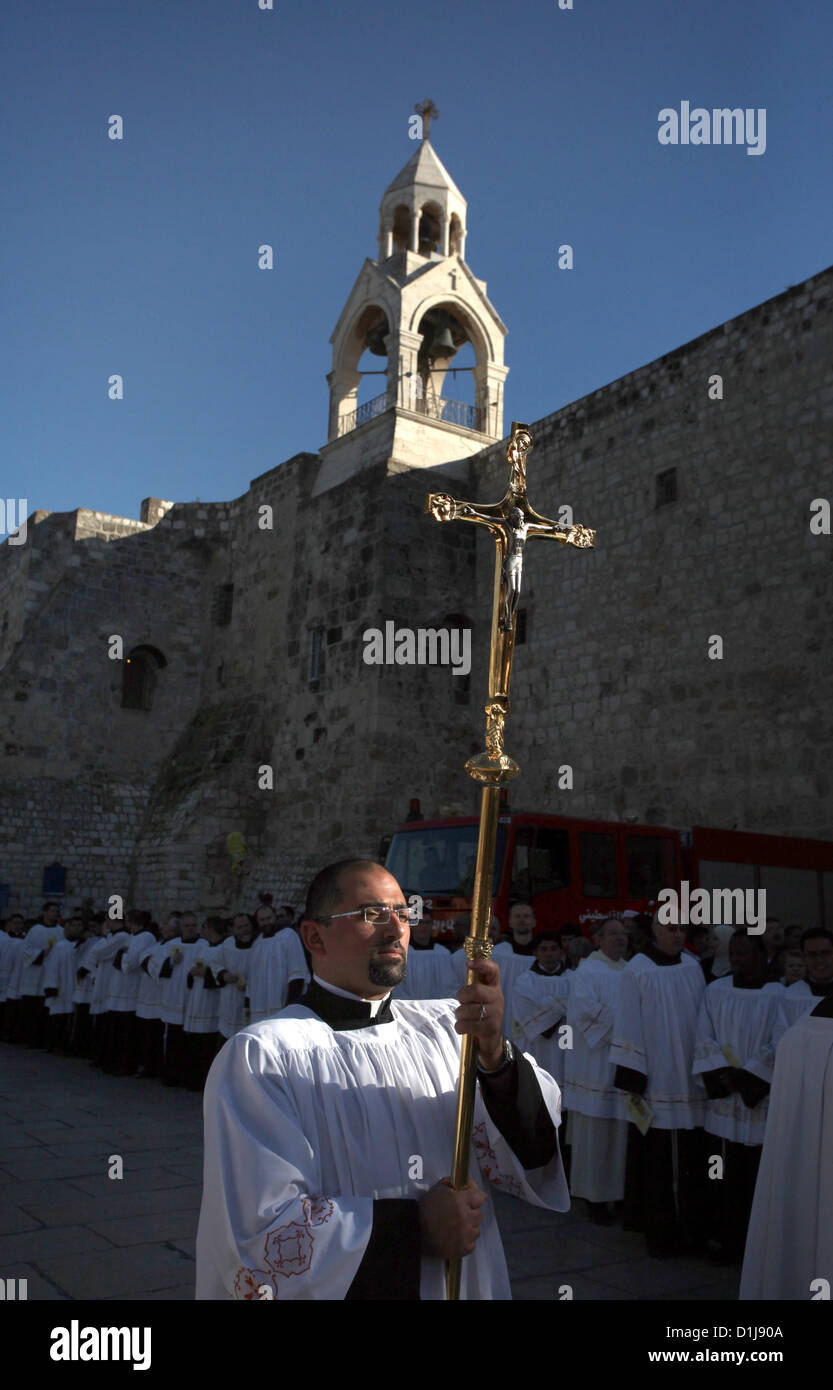 24. Dezember 2012 - Bethlehem, West Bank, Palästina - ein Mitglied des Klerus hält ein Kreuz, wie er auf die Ankunft der lateinische Patriarch von Jerusalem Fouad Twal außerhalb der Geburtskirche, die Website wartet, verehrt als der Geburtsort von Jesus, in der West Bank Stadt Bethlehem 24. Dezember 2012 (Credit-Bild: © Issam Rimawi/APA Images/ZUMAPRESS.com) Stockfoto