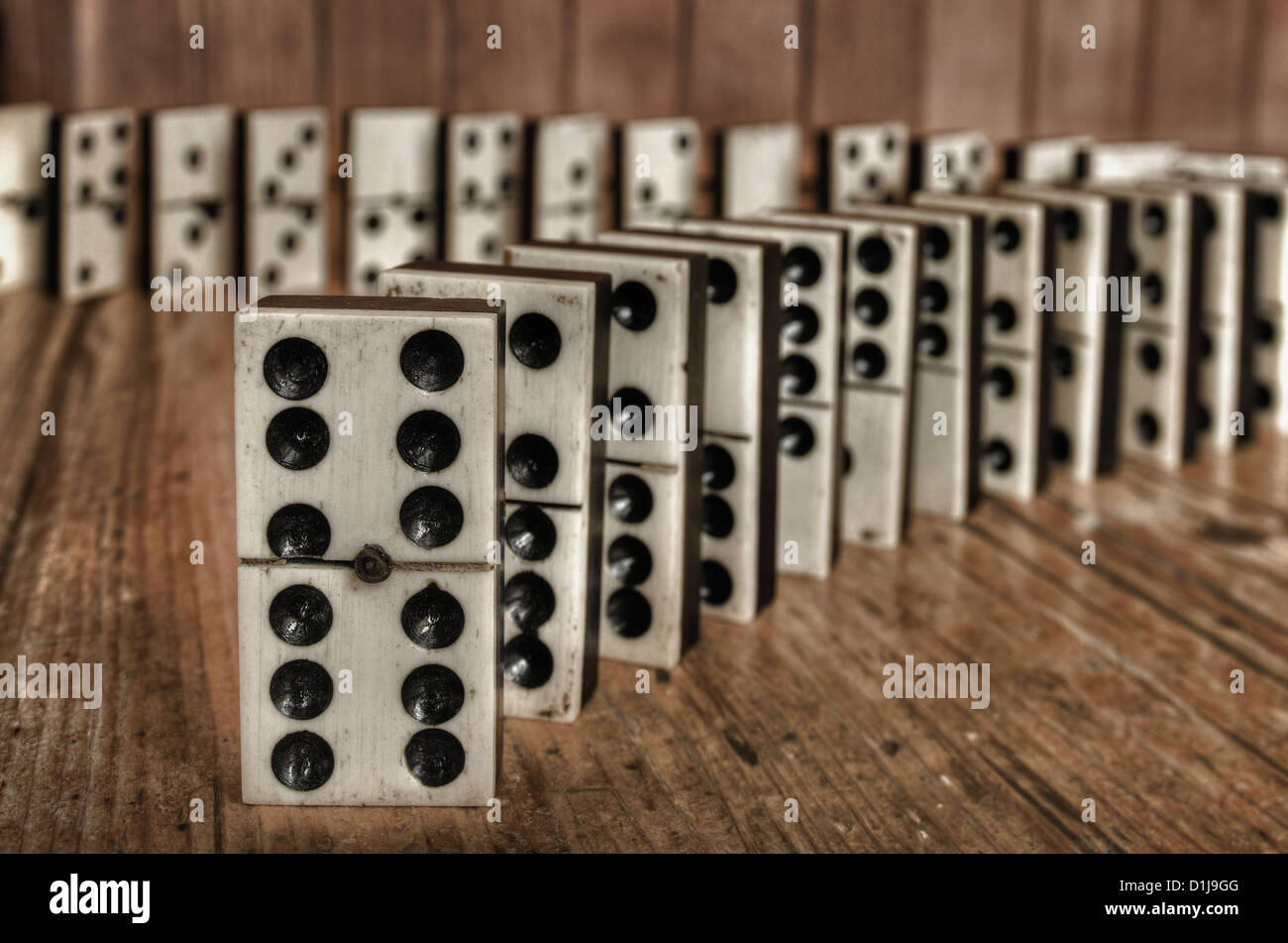 Reihen von aufgereiht altes Elfenbein und Ebenholz Bronze angehefteten stehende Domino blockiert Stücke auf viktorianischen Kiefer Tisch Holzplatte hinter Stockfoto