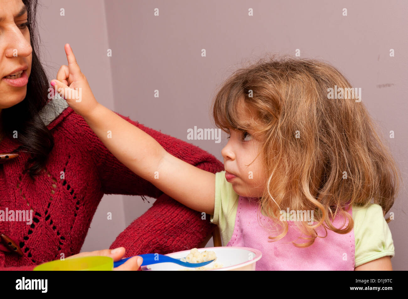 Sehr pingeliger Esser. Mutter, die versucht, ihre vier Jahre alte Tochter zu ernähren. Stockfoto