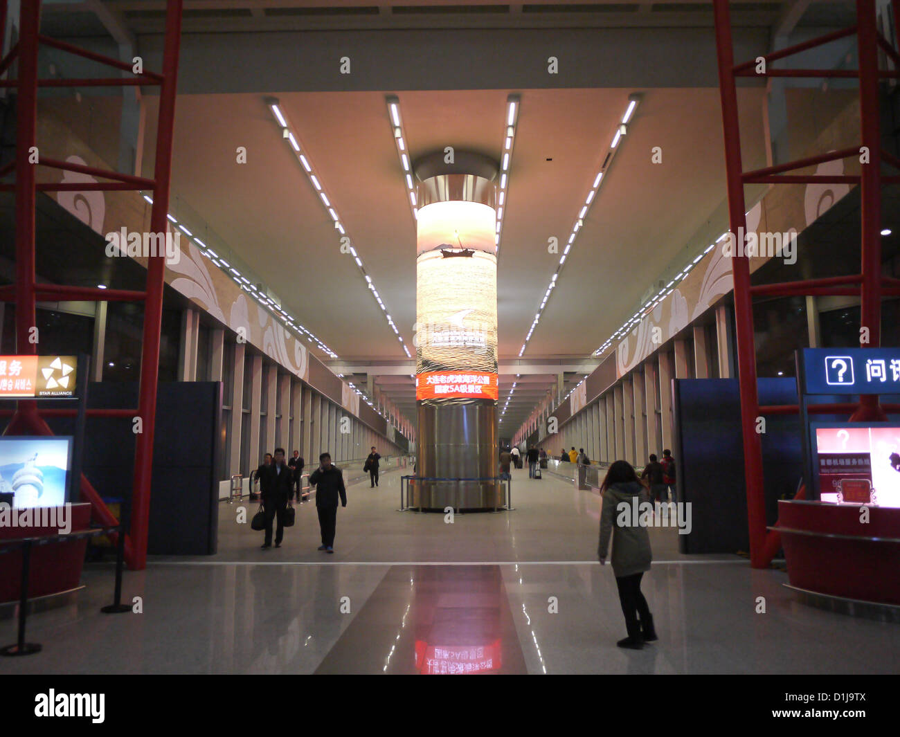 Peking Flughafen Nacht Interieur Stockfoto