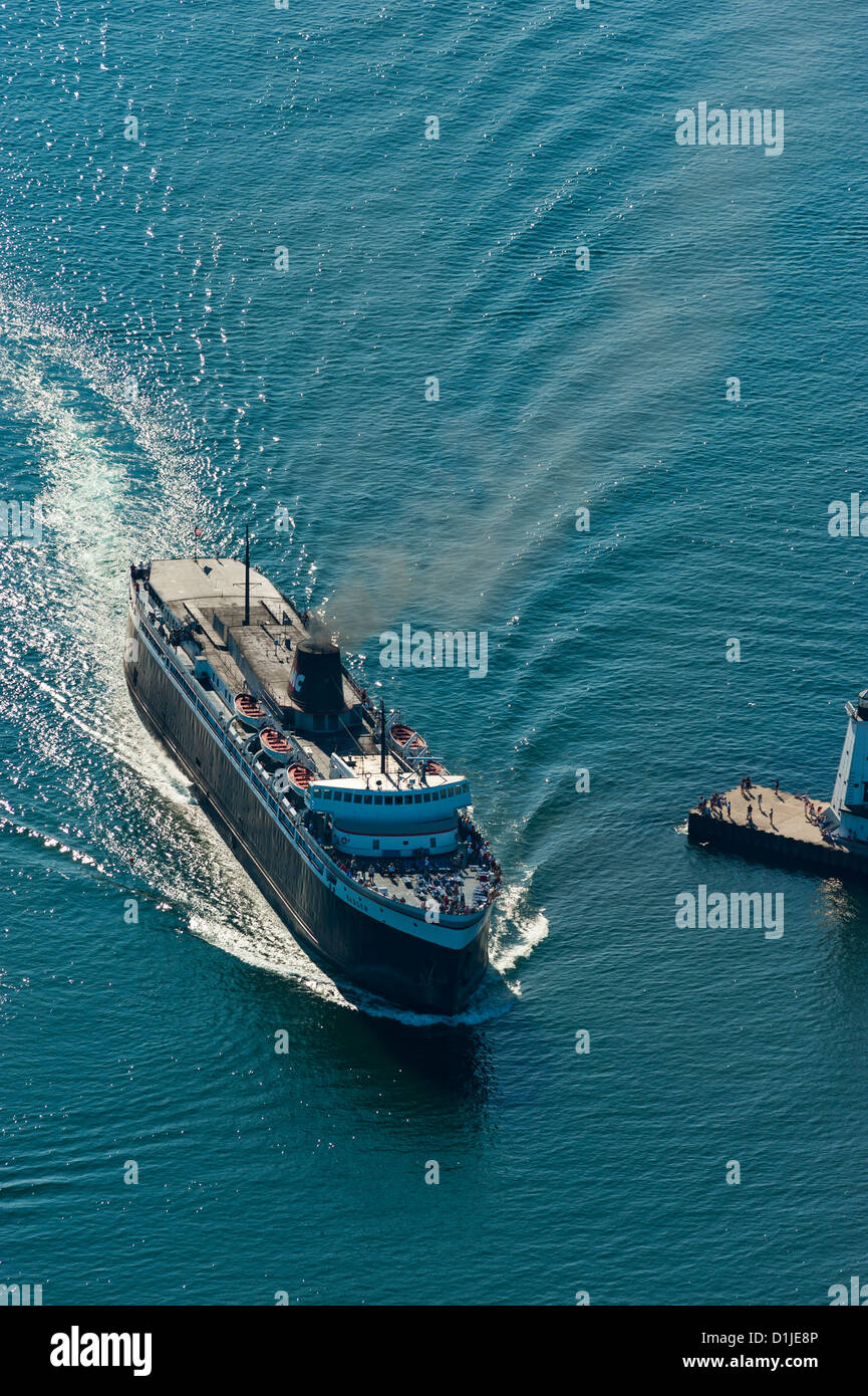 Luftaufnahme des Lake Michigan Autofähre, S.S. Badger, die Einfahrt in den Hafen von Ludington, Michigan, USA. Stockfoto